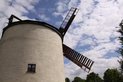 Ab der Windmühle in Syrau geht es zu Fuß unter anderem nach Fröbersgrün.