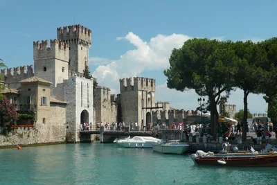 Ein Touristenmagnet: Besonders im Sommer ist die Halbinsel von Sirmione von Besuchern überlaufen.