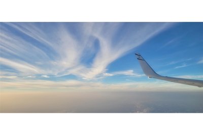 Glückliches Ende: Für Sylvia Kuhn ein Bild mit Symbolkraft. Engelswolken hinter den Tragflächen des Flugzeugs, das sie nach Europa brachte.