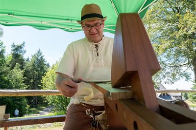 Daniel Weitzmann zeigt zur 700-Jahr-Feier in Seiffen, wie Holzschindeln hergestellt werden.