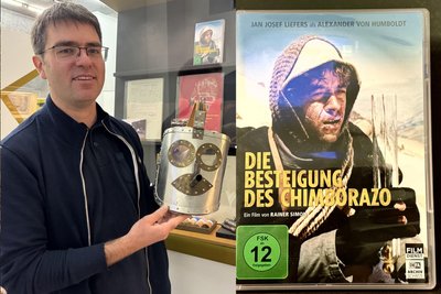 Dr. Andreas Benz, Leiter der Kustodie in Freiberg, präsentiert ein Stück, das nach Dreharbeiten in die Freiberger Sammlung gelangte.