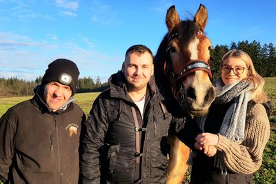Lukas Scholz (links), Chris Rockstroh und Paula Schröter mit Kaltblutstute Mary.