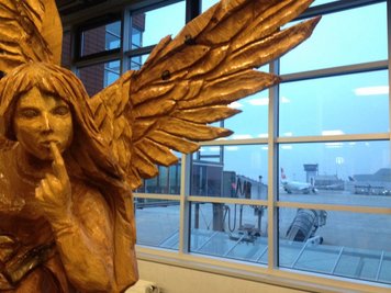 Eine Engelsfigur gehört zu den 24 Figuren, mit denen am Flughafen Dresden für das Erzgebirge geworben wird.