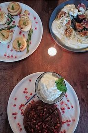Einer der Nachtische im Vorjahr: In Blätterteig gebackener Ziegenkäse mit Honig und Rosmarin, glasierte Feige mit griechischem Joghurt und Schokoladentarte mit Granatapfelkernen.