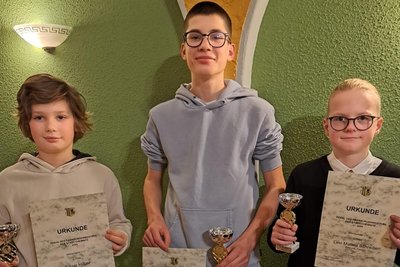Edgar und Fritz Hilber sowie Levi Matteo Schreiber (von links) vom ESV Lok Zwickau konnten sich in diesem Jahr bei den Rennen um den Pokal des Chemnitzer Oberbürgermeisters über vordere Platzierungen freuen.