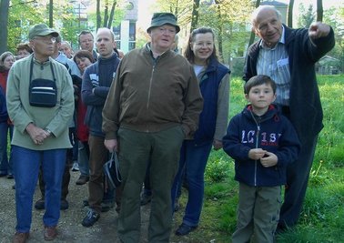 
              <p class="artikelinhalt">Horst Fritsche (vierter von rechts) erklärt Frühaufstehern welcher Vogel hinter den Tönen steckt.</p>
            