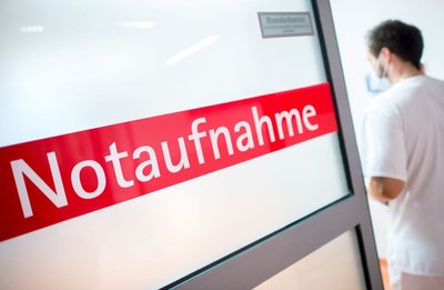 Wer künftig ohne vorherige telefonische Ersteinschätzung in die Notaufnahme eines Krankenhauses kommt, sollte eine Gebühr bezahlen. Mit diesem Vorschlag hat der Chef der Kassenärzte, Andreas Gassen, eine Diskussion losgetreten.