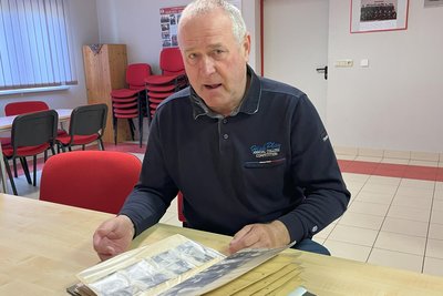 Gunter Berge blättert in alten Berichten - der 67-Jährige war drei Jahrzehnte lang Wehrleiter in Neukirchen.