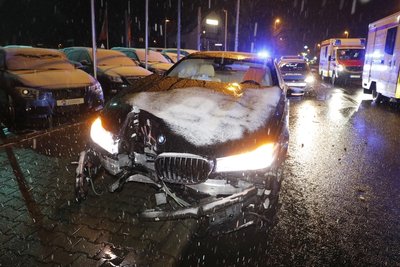 Das Fahrzeug wurde bei dem Unfall stark beschädigt.