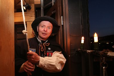 In Schwarzenberg wird allabendlich ein Zeichen der Hoffnung gesetzt. Türmer Gerd Schlesinger läutet um 19.30 Uhr die Glocken des Ratskellers parallel zu den Glocken der St. Georgen Kirche.