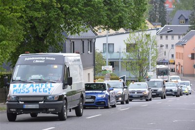 Parallel zu den Demonstrationen am Freitagabend fuhr ein Autokorso unter dem Motto „Wir gemeinsam für alle“ von Halsbrücke über Freiberg nach Brand-Erbisdorf und zurück.