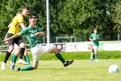 Felix Göhlert (l.) vom SC Altmittweida trifft hier zur 2:1-Führung und schnürt damit seinen Doppelpack. Johann Lange kann den Schuss nicht blocken.