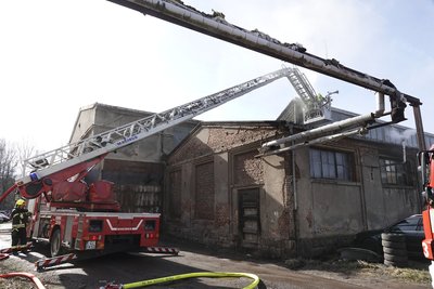 Ein defekter Ofen hat einen Brand in einem Werkstattgebäude an der Heinrich-Lorenz-Straße in Chemnitz verursacht.