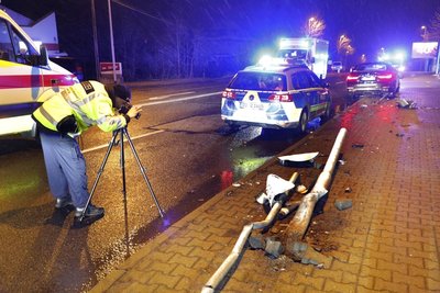 Auch ein Verkehrsschild knickte durch den Aufprall um.