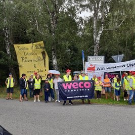 Weco-Mitarbeiter in Freiberg protestierten am Mittwoch für den Erhalt ihrer Arbeitsplätze. Unter den Teilnehmern der Aktion war CDU-Bundestagsmitglied Veronika Bellmann (mit Schirm). 