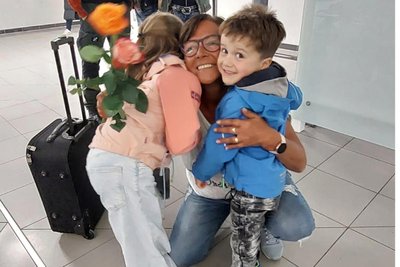 Wieder daheim: Am Flughafen Leipzig wurde Sylvia Kuhn von ihren Enkelkindern in die Arme geschlossen.
