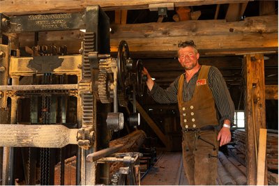 Jörg Bunjes, leitender Restaurator im Freilichtmuseum Seiffen, im Sägewerk.