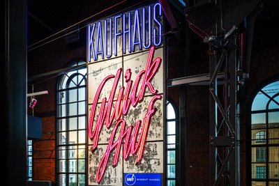 Der Schriftzug des „Glück Auf“-Kaufhauses an der Straße der Nationen ist heute Exponat des Industriemuseums Chemnitz.