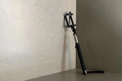 Ein sogenannter Selfiestick, das Instrument für Selfies mit gaaaaanz viel Hintergrund.