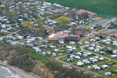 Sehnsuchtsziel der Sachsen: Die Luftaufnahme vom „Ostseecamp Seeblick“ stammt vom Osterwochenende und zeigt, dass die Ostseeküste schon in der Vorsaison bei Campern überaus beliebt ist.
