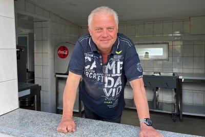 Silvio Kern an der Imbiss-Theke im Venusberger Freibad.