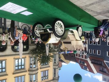 Der Blickfang auf dem Zwickauer Hauptmarkt: Der Horch 14 - 17 PS aus dem Jahr 1904.