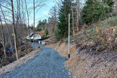 Die neue Beleuchtung soll je nach Wetterlage vielleicht schon im März installiert werden. Mehrere Masten stehen schon.