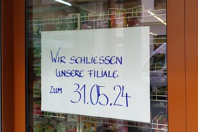 Die Kunden werden über die bevorstehende Schließung an der Ladentür informiert.