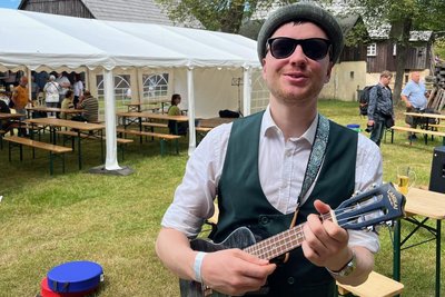 Robert Schenk spielt auf seiner Ukulele und singt erzgebirgische Volkslieder.