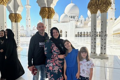 Eines der ersten Erinnerungsfotos der Familie entstand in Dubai vor der Sheikh Zayed Moschee.