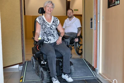 Cornelia Melzer und Michael Richter testen die neue Rampe in der Sporthalle Niedersaida.