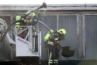 Die Männer wurden beim Versuch, den Brand zu löschen leicht verletzt.