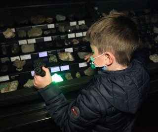 In den dunklen Kunstsammlungen können Kinder unter UV-Licht funkelnde Minerale und Edelsteine entdecken. 