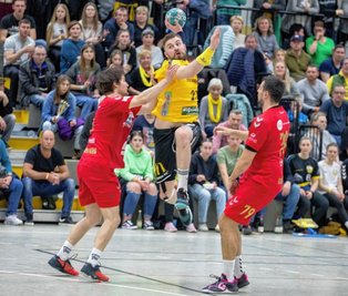 Oberlosas Sebastian Duschek (Mitte) holt hier vor 693 Zuschauern zum Torschuss aus. 