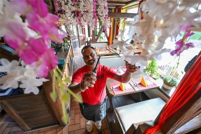 Inder Pal hat in der ehemaligen Kutscherstube das erste indische Restaurant in Burgstädt eröffnet – mit typischen indischen Räucherstäbchen, Bildern und auch Blumen. Das „Indian Masala“ ist täglich außer montags geöffnet.
