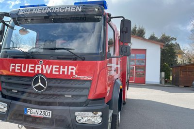 Das Tanklöschfahrzeug TLF 3000 ist der Stolz der Kameraden in Neukirchen. Es hat eine Staffelkabine und einen 4000-Liter-Tank und war 2021 in Dienst gestellt worden.