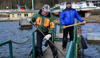 Die Schiffsführer Mike Berthold (l.) und Andreas Weczerek arbeiten am Kriebsteiner Hafen am alten Bootssteg.