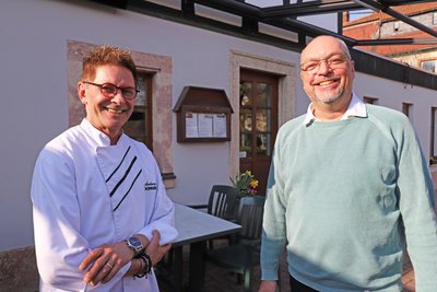 Ein gut gelauntes Team: Geschäftsführer Ralf Pönisch (r.) und Chefkoch Andreas Pönisch vor ihrem Restaurant „Schwalbennest“ in Niederwiesa.