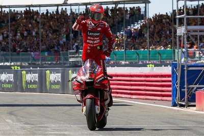 Ducati-Pilot Francesco Bagnaia aus Italien feiert nach seinem Sieg in Silverstone stehend auf dem Motorrad. 