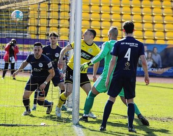 Lucas Albert (gelbes Trikot) trifft hier nach einem Eckball zur 1:0-Führung für den VFC Plauen. Am Ende stand es 4:1. 