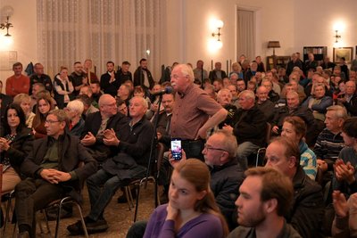 Bei der Einwohnerversammlung im Speisesaal der alten Schuhfabrik wurden viele Argumente gegen die Windräder genannt.