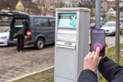 Schritt ins digitale Zeitalter: An Auerbachs Parkautomaten kann man künftig per App bezahlen.
