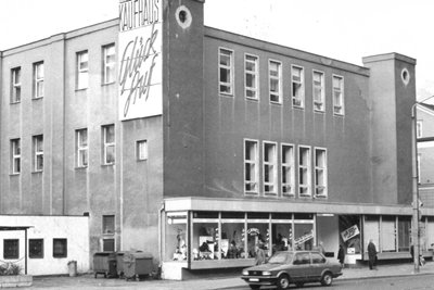 Das einstige „Glück Auf“-Kaufhaus 1990. Die Wismut hatte die Oberhoheit bereits einige Jahre zuvor abgegeben.