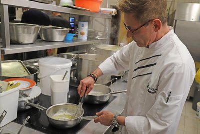 Chefkoch Andreas Pönisch bei der Zubereitung einer Sauce Hollandaise für sein Schwarzwurzelgericht.