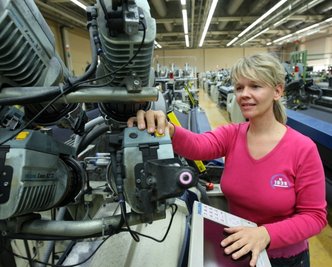Maja Wötzold arbeitet in der Lohnweberei der Firma Flock