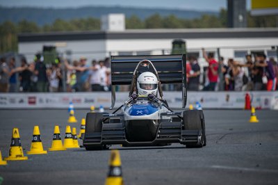 Der Rennwagen des Freiberger Studententeams fuhr in die Top 5 der Weltrangliste, hier am Start in Hockenheim.