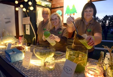 Sie hatten beim Verkauf ihrer Bowle-Spezialitäten an der "Griebacher Bowle Bar" bei der Kirmes im Vorjahr viel zu tun: Kerstin Willam, Melanie Pohl und Yvonne Mich (von links).