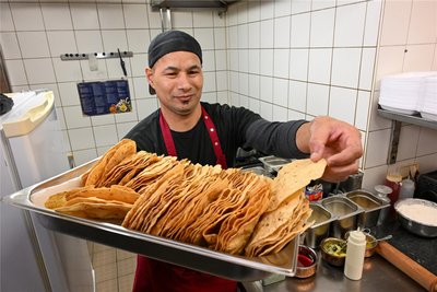 Bhem Singh ist Küchenchef im indischen Restaurant in Burgstädt und backt Papadam, traditionelles Linsenbrot.