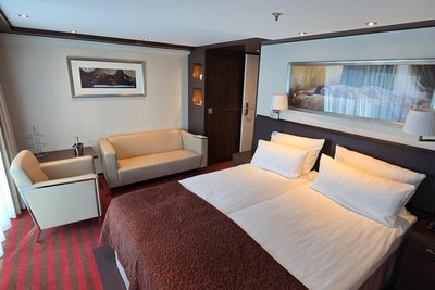 Die Juniorsuite auf der A-Rosa “Clea”. Die übliche Außenkabine hat 15, die Juniorsuite 23 Quadratmeter und unterscheidet sich nur durch den Platz fürs Sofa. Foto: Peter Redlich