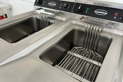 Für die Pommes-Produktion stehen neue Fritteusen bereit.